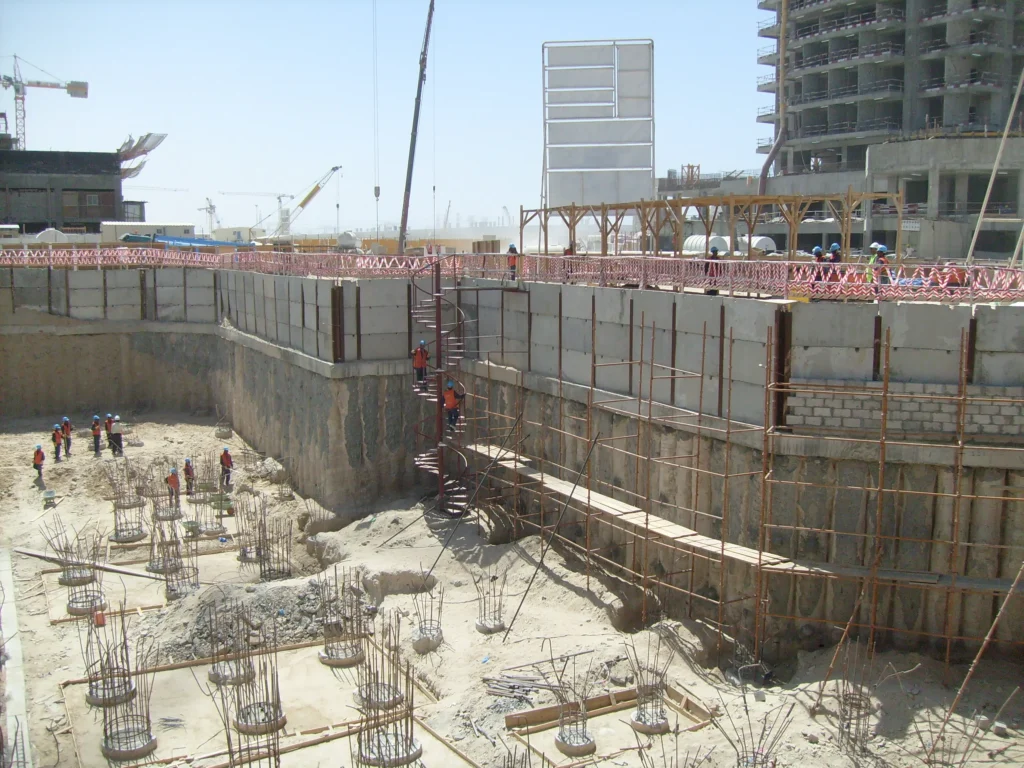 Architects / 12 site supervision steps: The architect. sample of high-rise residential building construction site.